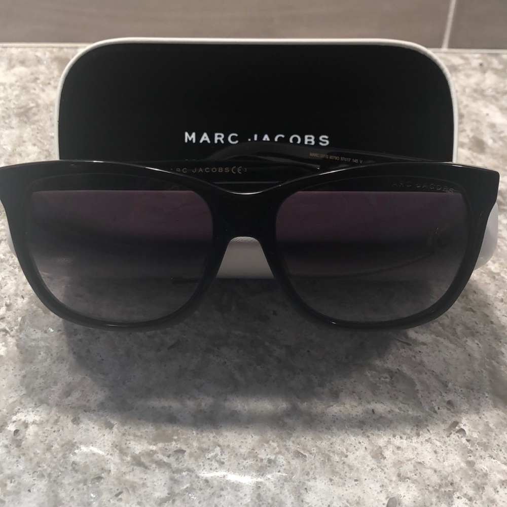 NEW!!! Marc Jacobs sunglasses black frames 😎